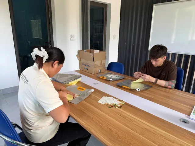 Nhân viên dán nhãn túi rượu