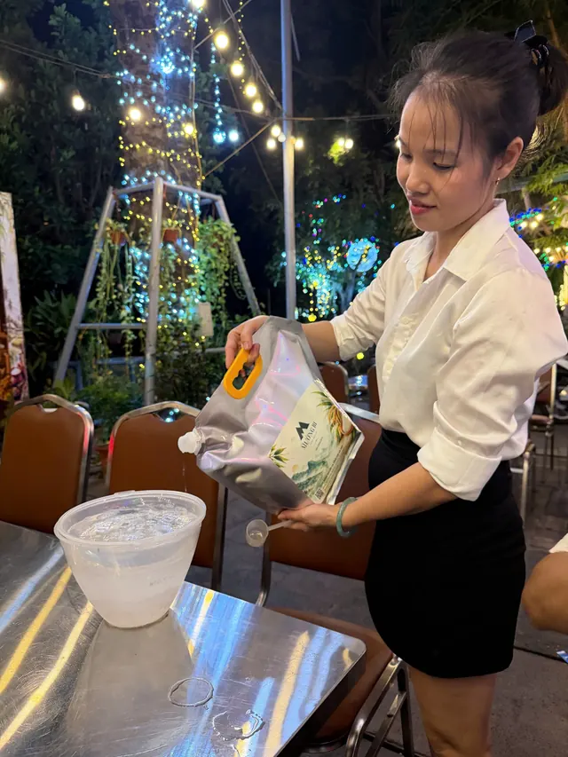 Rót rượu Mường Bi tại nhà hàng