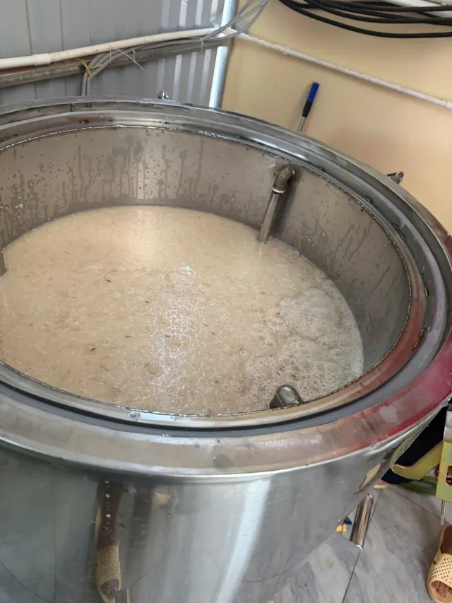 Nồi chưng cất chứa cơm rượu đã lên men