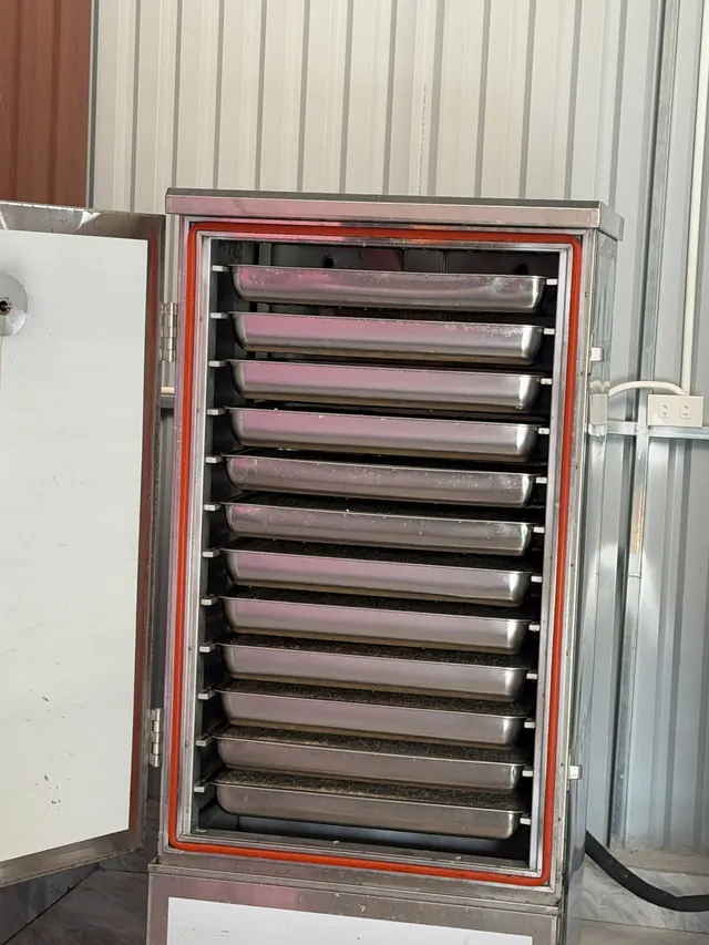 Tủ hấp với các khay cơm nếp
